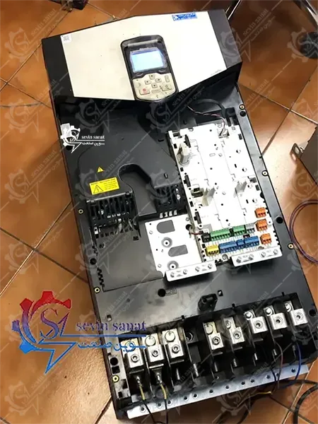 اینورتر ای بی بی در حال تعمیر