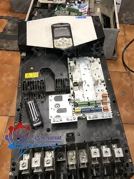 یک اینورتر abb باز شده برای تعمیر