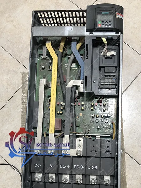 تصویری از اینورتر زیمنس باز شده برای تعمیر